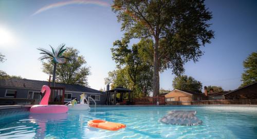 Mason House | Lush Hideaway with HotTub & Pool 6 mins kings Island