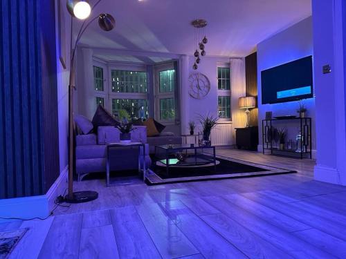 Edgbaston Apartment | Lush Jacuzzi Apartment with Balcony
