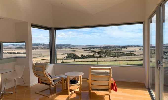 Bald Hills Bed & Breakfast | Lush Pastures - Oscar lodge