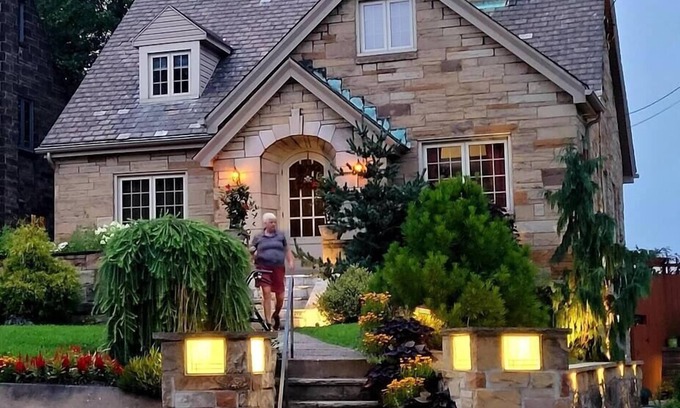 Brighton Heights House | *LUSH RETREAT*HotTub-Fire Pit-PetFriendly-Koi Pond