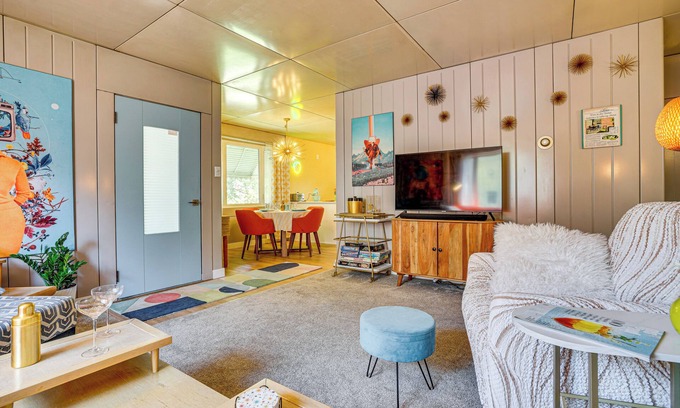 Southwest Minneapolis House | Lustron of the Lakes: Retro MCM Gem in Tangletown
