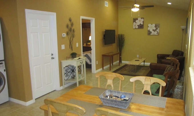 Lake Magdalene Apartment | Lutz Cottage Apartment - Beaches/Busch Gardens/Disney/USF/Pets