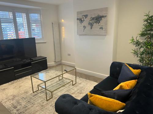 Little Holland Apartment | Lux 2 Bedroom Hse, 2 Free Parking, Close to station