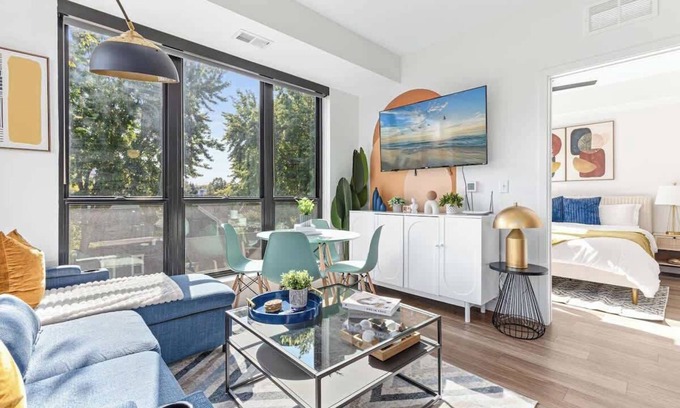 St. Anthony West Apartment | Lux 2BD Gym, Rooftop, Street Parking by DT, UMN
