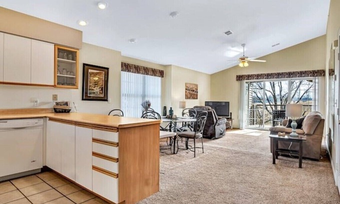 Branson Condo | Lux 2BR Condo w/Jacuzzi, fast Wifi, Clubhouse, Gym