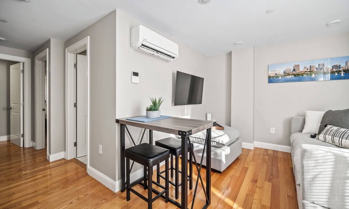 North End Apartment | Lux 2nd floor 3brm/1bath