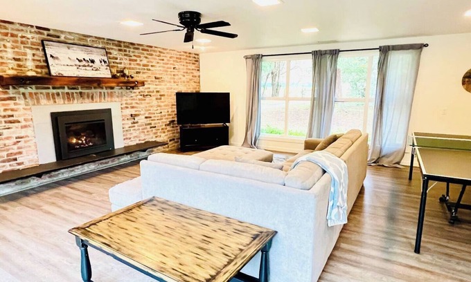 Union Hill-Novelty Hill House | Lux 3BR Home + Game Room - Wooded Escape Near Downtown Redmond