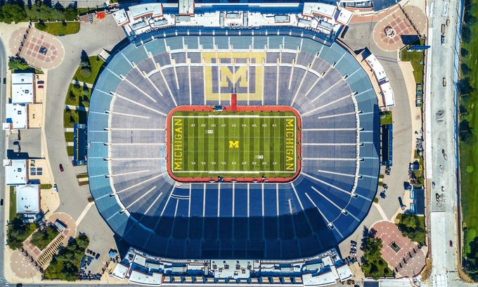 Arborview Neighborhood House | LUX 4b/2ba w/Sauna Theatre Hot Tub near Downtown