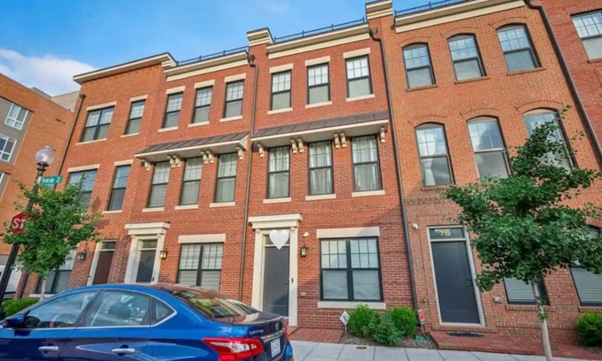 Northeast House | Lux 4BR home in DC l Parking & Metro access l Family, Corporate, & Extended stay