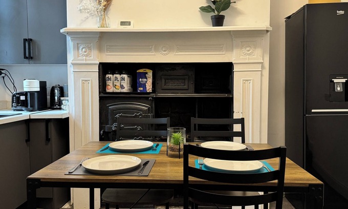 Trafford House | Lux 4BR, Near airport, Nespresso, 8 bed, WI-FI, free parking