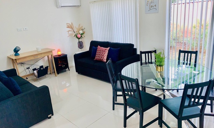 Oxley Park House | Lux 5 Star, New House, Sleeps 6, Air con