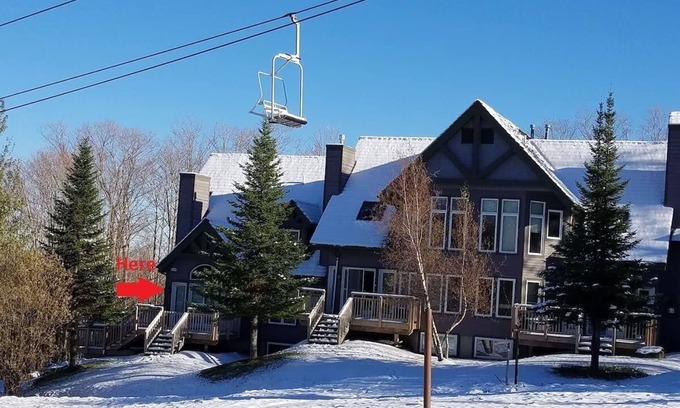 North Troy House | Lux 5BR/4BA V125 Ski I/O, 18-hole Championship Golf, Water Park, pet friendlynn