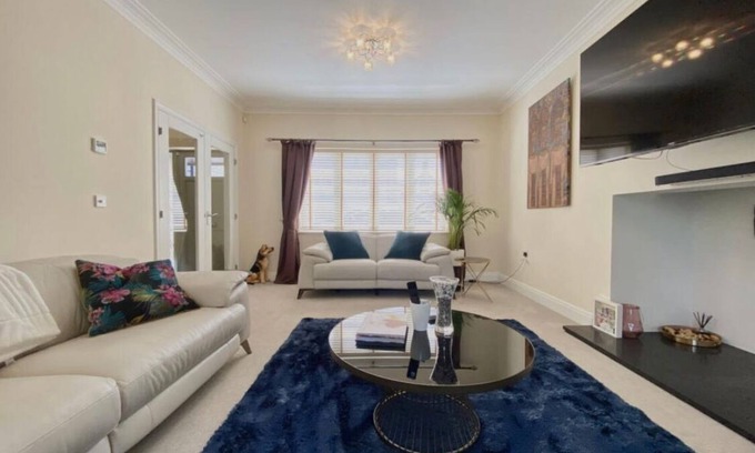 Peterborough House | Lux 6 Bed Peterborough Serviced Accommodation | Solari Living