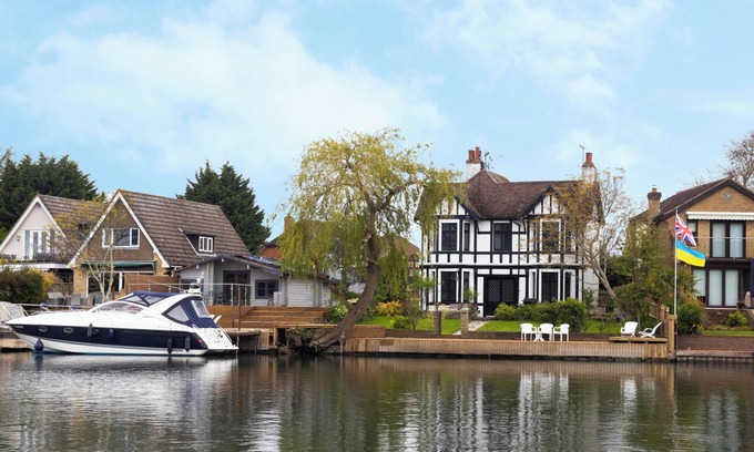 Wraysbury House | Lux 8Br Thamesfront Villa w/Yacht & Sauna