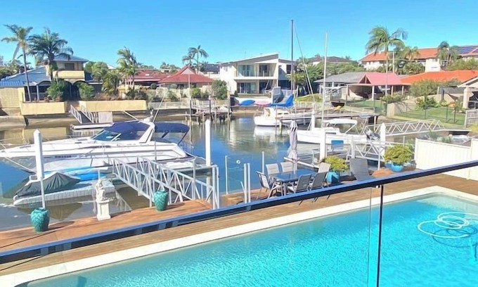 Runaway Bay Apartment | Lux Beds CANAL FRONT Jetty Canoes & 13M Pool