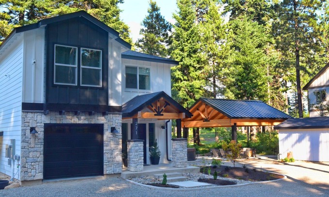 Cle Elum Cabin | LUX cabin on the golf course+hot tub+gas fireplace+EV Charger