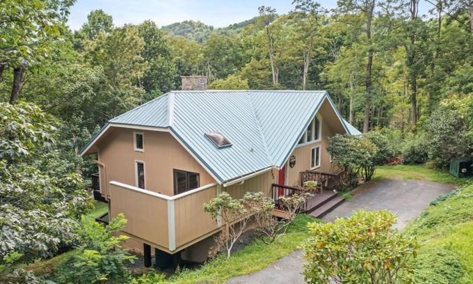 Seven Devils House | Lux Chalet with Amazing Views of Grandfather Mtn!