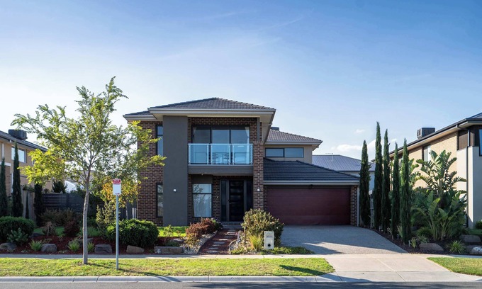 Clyde North House | Lux Clyde North Super Spacious Retreat