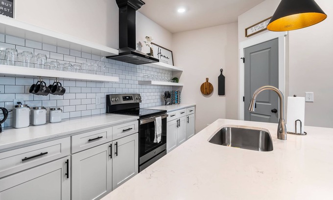 Pineville House | Lux Contemporary - 0.2 miles from South Charlotte - 10mins from NCAA games