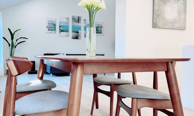 Elk Grove House | Lux. Contemporary at Heart of EG