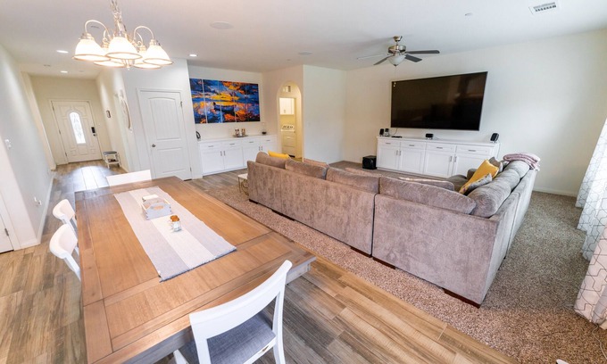 Greenacres House | Lux Cozy Model Home. King Beds, 86" TV, Sleeps 8
