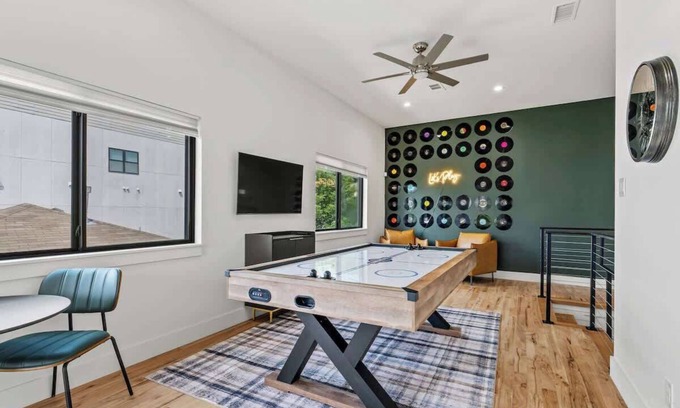 Old East Dallas House | LUX Dallas Rental 3BR Backyard Game Room