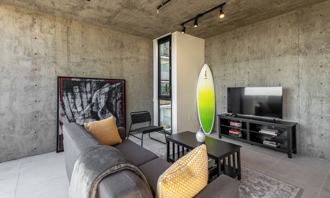 Hillcrest Apartment | ★Lux Designer Penthouse - Balcony w/Stunning View