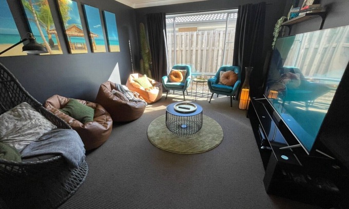 Burpengary East House | LUX Exotic Holiday House in Burpengary East