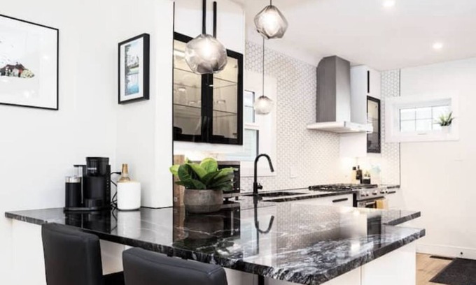 Edmonton House | Lux House Near It All: Park/Walk/Chill/Explore