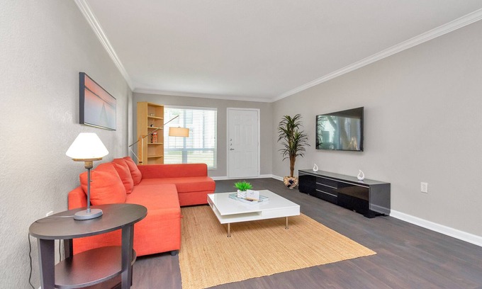 Braeswood Place Apartment | ⚜️Lux King Bed🏒Air Hockey🏊🏽‍♂️Pool🏥Medical Center🏛Museum District🏟NRG Arena🌆Downtown