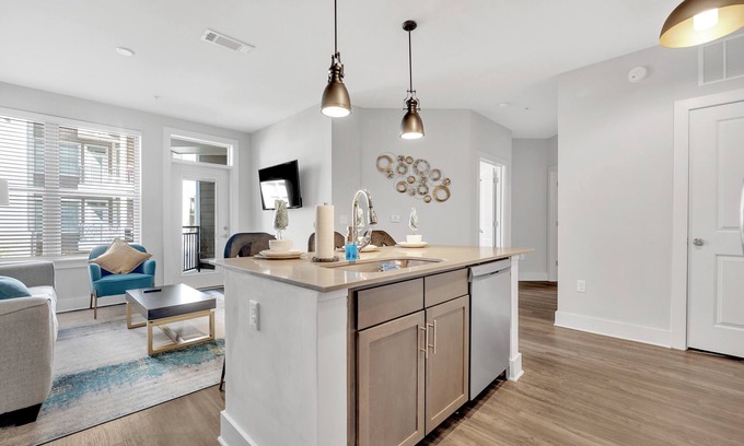 Villa Heights Apartment | LUX KING+QUEEN beds*NoDa/Uptown*walk to dine & ent