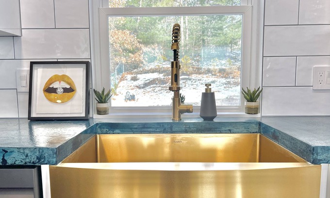 Marlborough House | LUX Lake-house + Pool near BOSTON 4bed2bath* ComplimentaryParking* Wifi*Lakeview