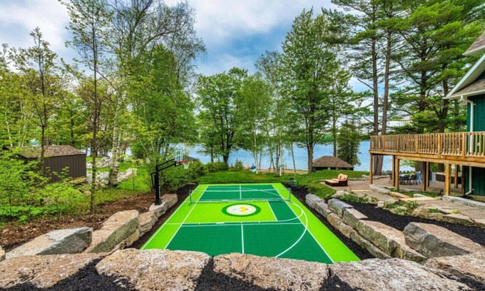 Buckhorn Cottage | LUX Lakefront: Sleeps18+Pickleball+HotTub+Sauna+Gym+Arcade+Basketball+Volleyball