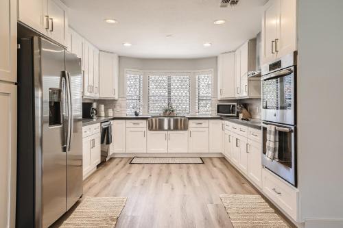 Spring Valley Villa | Lux Life! Central Location For Business Or Play!