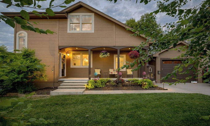 Little Italy House | Lux Little Italy -3 Adj King Beds/3 bath/2 decks