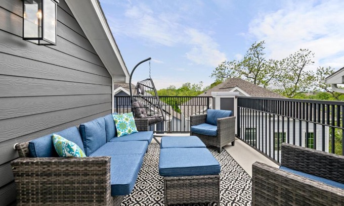 Greater East End House | Lux Living - East Downtown Rooftop with Private Chef & King Suite