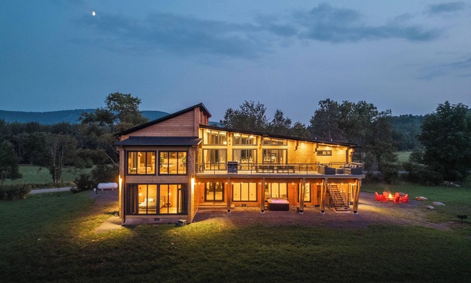 Windham Ski Chalet | Lux Mansion Windham, Catskills Hot Tub, BBQ, Pool Table, Fire pit, Pond