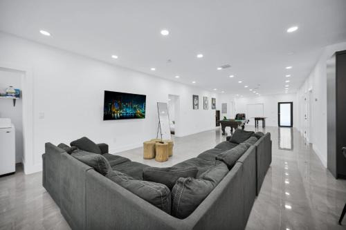 Buena Vista Villa | Lux Modern 4BR Villa with Pool in Miami