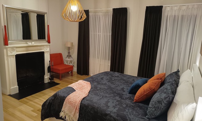 Strathalbyn Cottage | Lux Modern Minimalist Getaway, King, Open Fire, River Access/Views in Township.