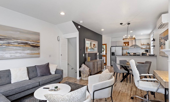 Eastlake House | Lux Modern Townhome – Parking + Patio + Pets Easy Seattle FIFA World Cup Access