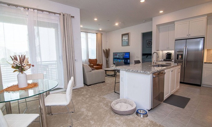 Stevenson Ranch Condo | Lux new 2 bedroom condo 1 minute from Six Flags.