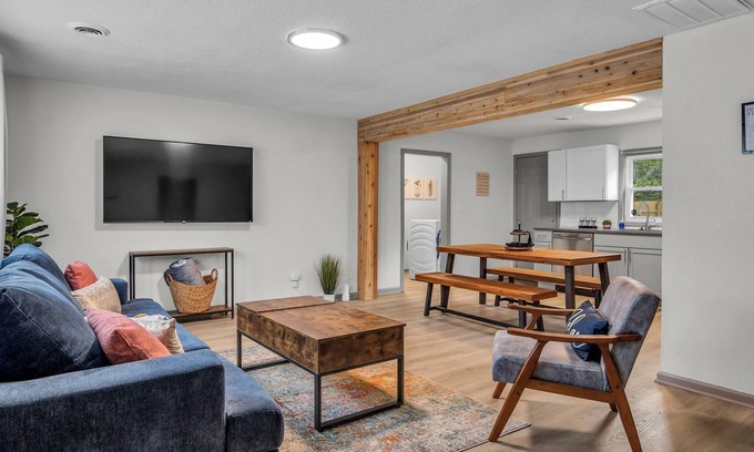 Kansas City House | Lux on a Budget! Near Nascar/Legends/AmericanRoyal King Bed!