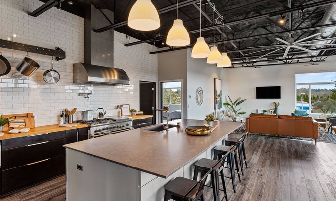 Olympia Apartment | ★LUX Penthouse ★ Rooftop ★ Family★ Business ★ Large Groups