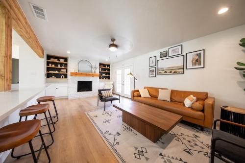 Richardson House | LUX ~Pet Friendly Richardson 3 bedroom 1 story Home~