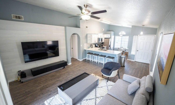 Pumpkin Center House | Lux Remodeled - 75" TV - Cozy King/Queen Beds