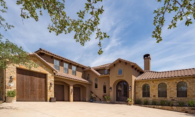 Panoramic Hills House | Lux Retreat 3600SqFt on 11Acres, Pool, 5min to Lake Travis,Theatre room, wet bar