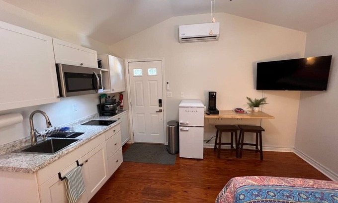 Mossy Oaks Apartment | Lux Studio W Kitchenette Pets are allowed