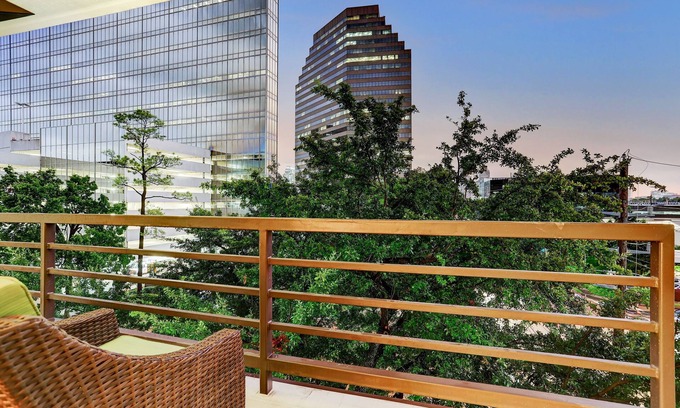 Houston Condo | Lux Uptown Galleria Highrise - King Bed & City View