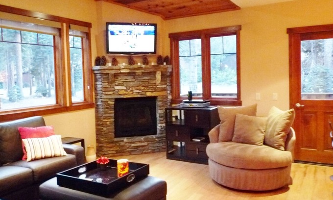 Mammoth Lakes House | Lux Vu Grayfox 4 - 3 Min Walk to Village/Gondola
