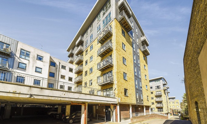 Bromley North Apartment | Luxe 1 bed flat 5 mins to Stratford - Free parking